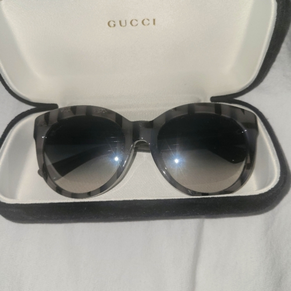 GUCCI SUNGLASSES - Grey/ Black Stripe